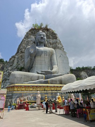 ตามรอย &ldquo;พระพุทธปุษยคีรีศรีสุวรรณภูมิ&rdquo; จ.สุพรรณบุรี พระพุทธรูปแกะสลักหน้าผาสุดงดงาม
