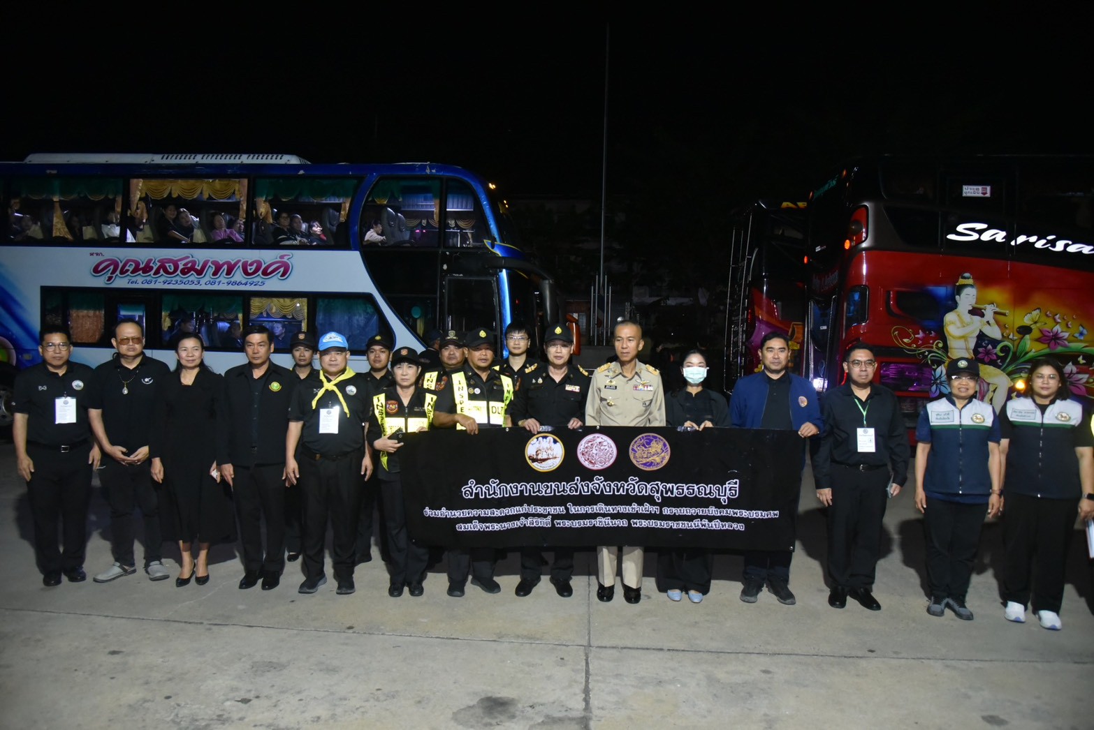 พสกนิกรชาวจังหวัดสุพรรณบุรีกลุ่มที่สองกว่า 750 คน เดินทางเข้าเฝ้าฯ กราบถวายบังคมพระบรมศพ สมเด็จพระนางเจ้าสิริกิติ์ พระบรมราชินีนาถ พระบรมราชชนนีพันปีหลวง ณ พระที่นั่งดุสิตมหาปราสาท กรุงเทพมหานคร