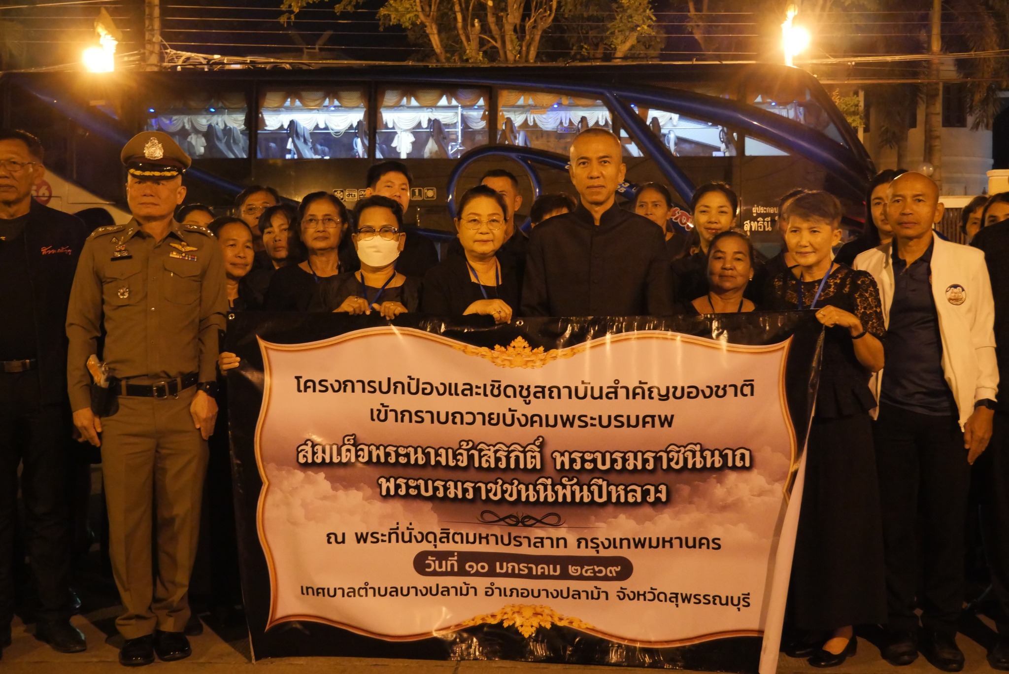 พสกนิกรชาวจังหวัดสุพรรณบุรีกลุ่มที่สามกว่า 750 คน เดินทางเข้าเฝ้าฯ กราบถวายบังคมพระบรมศพ สมเด็จพระนางเจ้าสิริกิติ์ พระบรมราชินีนาถ พระบรมราชชนนีพันปีหลวง ณ พระที่นั่งดุสิตมหาปราสาท กรุงเทพมหานคร