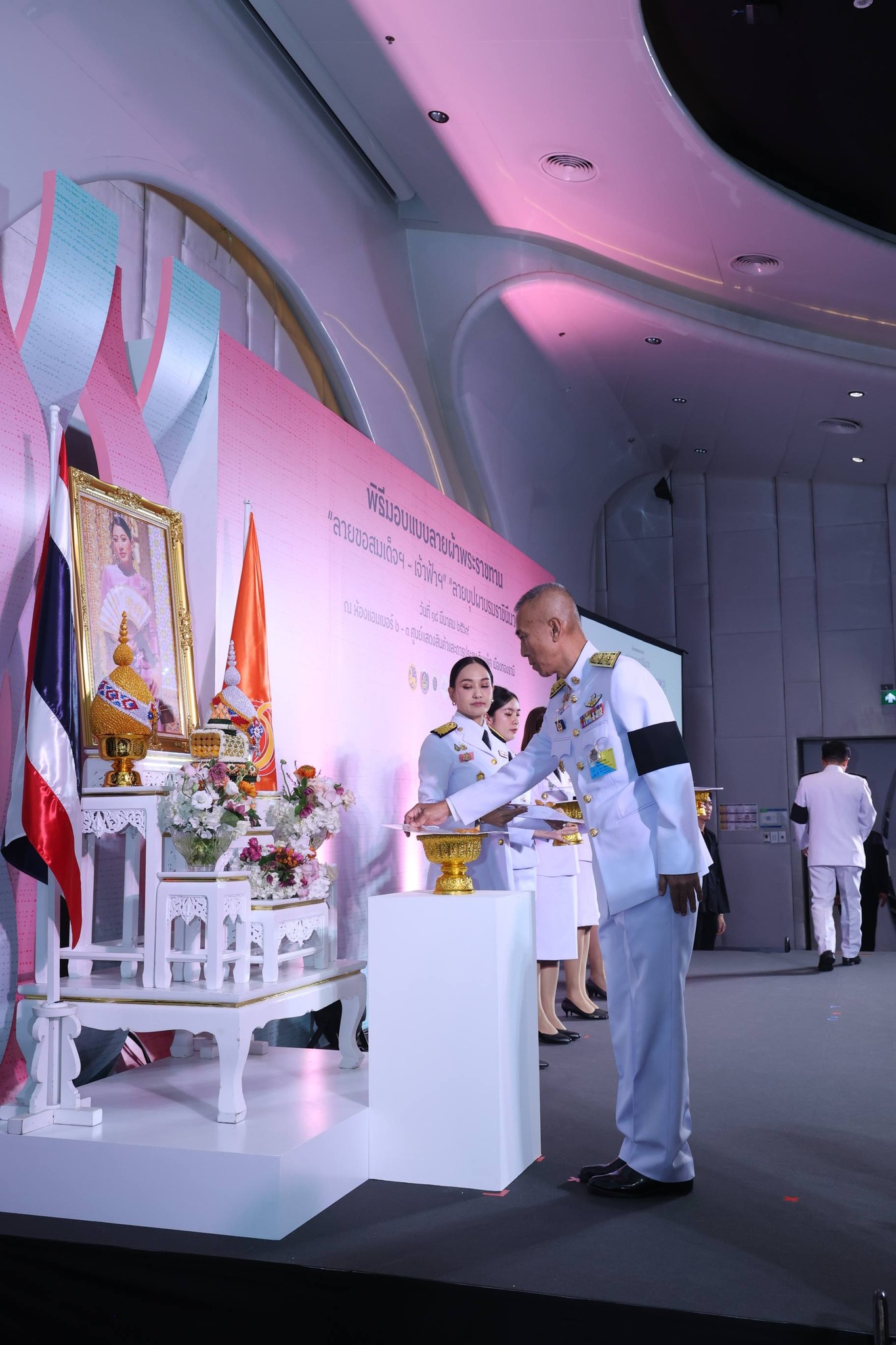 จังหวัดสุพรรณบุรี เข้าร่วมพิธีมอบแบบลายผ้าพระราชทานปี 2569 "ลายขอสมเด็จฯ - เจ้าฟ้าฯ" และ "บุปผาบรมราชินีนาถ" 