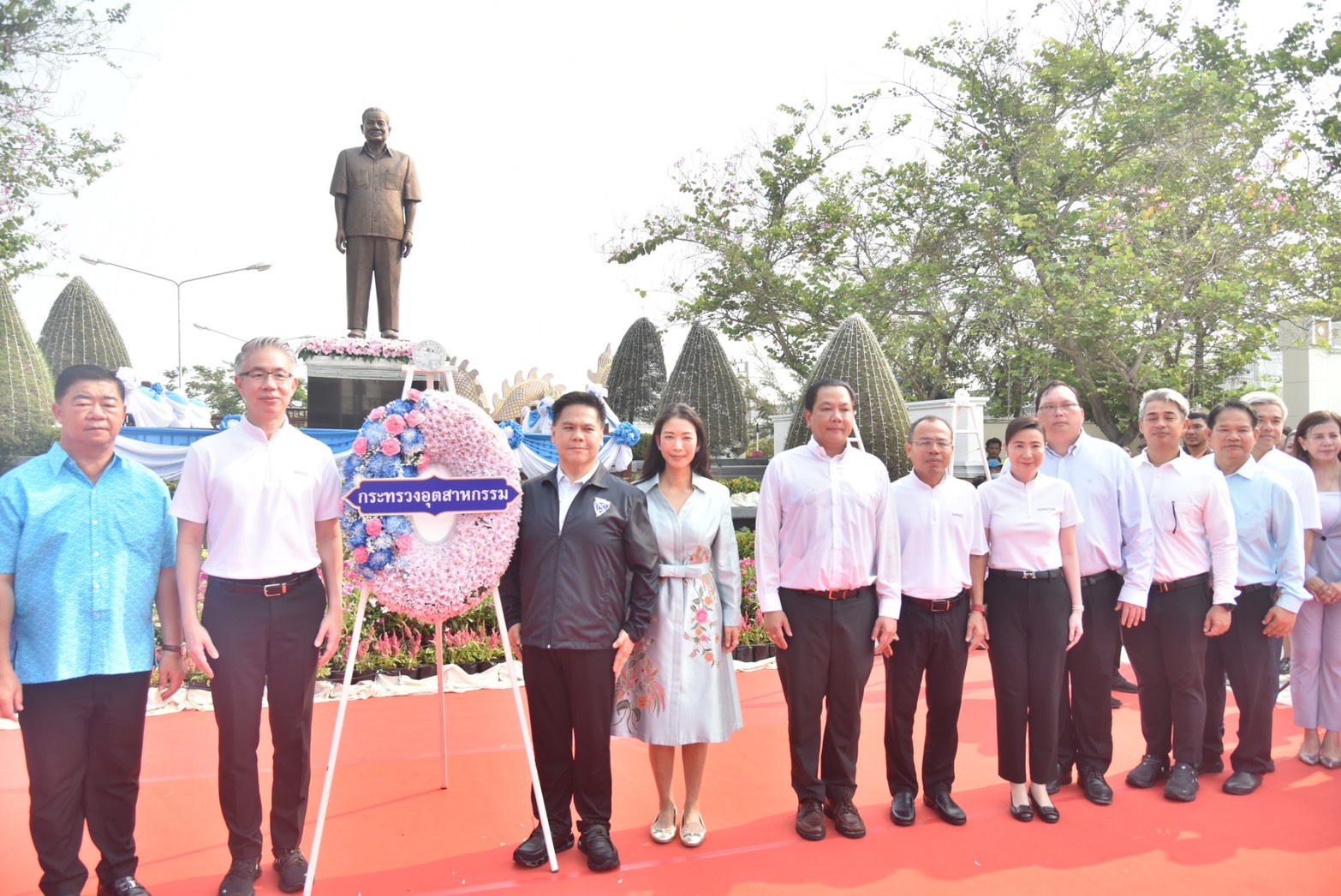 รมว.อุตสาหกรรม นำชาวสุพรรณบุรีร่วมรำลึกครบรอบ 10 ปี อนิจกรรม ฯพณฯ บรรหาร ศิลปอาชา นายกรัฐมนตรีคนที่ 21