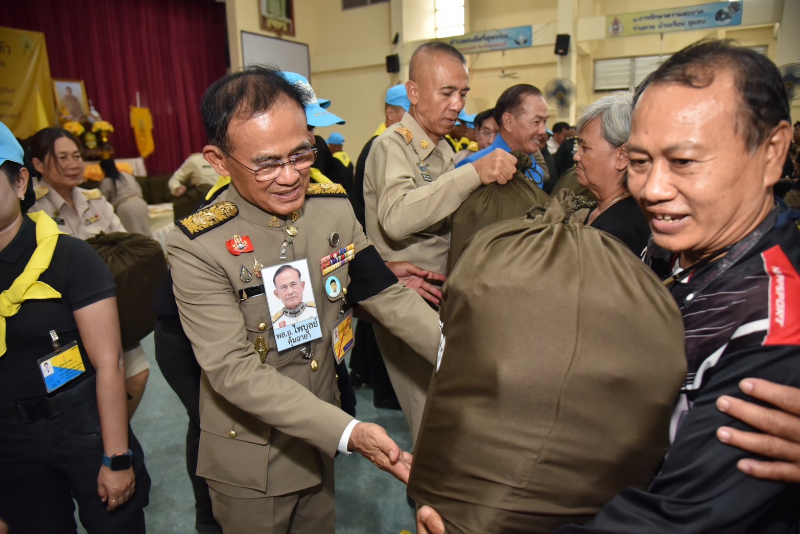 ในหลวงทรงพระกรุณาโปรดเกล้าฯ ให้ พลเอก ไพบูลย์ คุ้มฉายา องคมนตรี ร่วมกับ มูลนิธิราชประชานุเคราะห์ ในพระบรมราชูปถัมภ์ เชิญสิ่งของพระราชทานมอบแก่ประชาชนผู้ประสบวาตภัย ในพื้นที่จังหวัดสุพรรณบุรี
