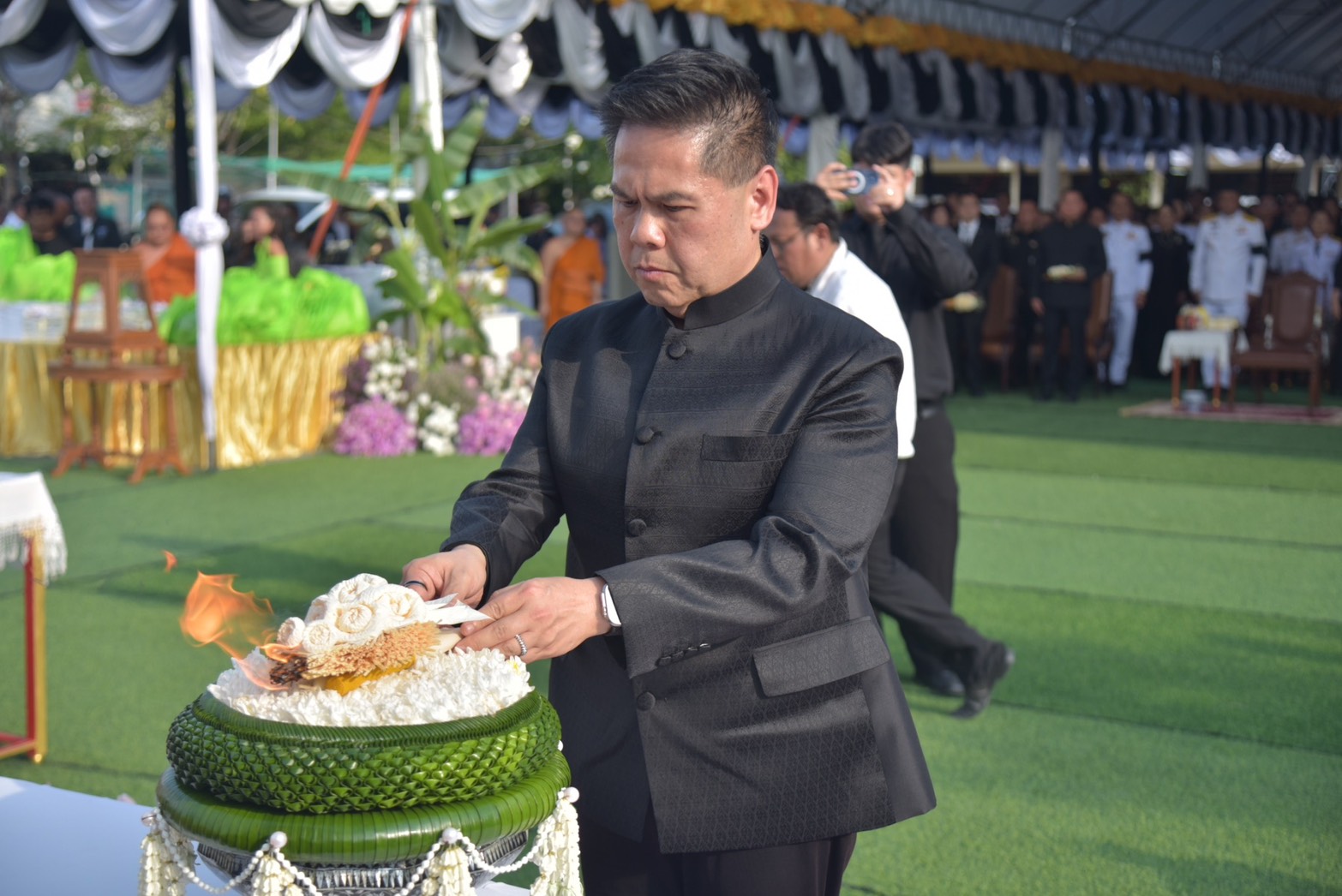 รัฐมนตรีว่าการกระทรวงอุตสาหกรรม ประธานในพิธีพระราชทานเพลิงศพ พระครูโสภณวีรานุวัตร ผศ.ดร. (นิคม ณฏฺฐวโร/เกตุคง) อดีตผู้ช่วยเจ้าอาวาสวัดป่าเลไลยก์วรวิหาร และอดีตรองเจ้าคณะอำเภอเมืองสุพรรณบุรี  