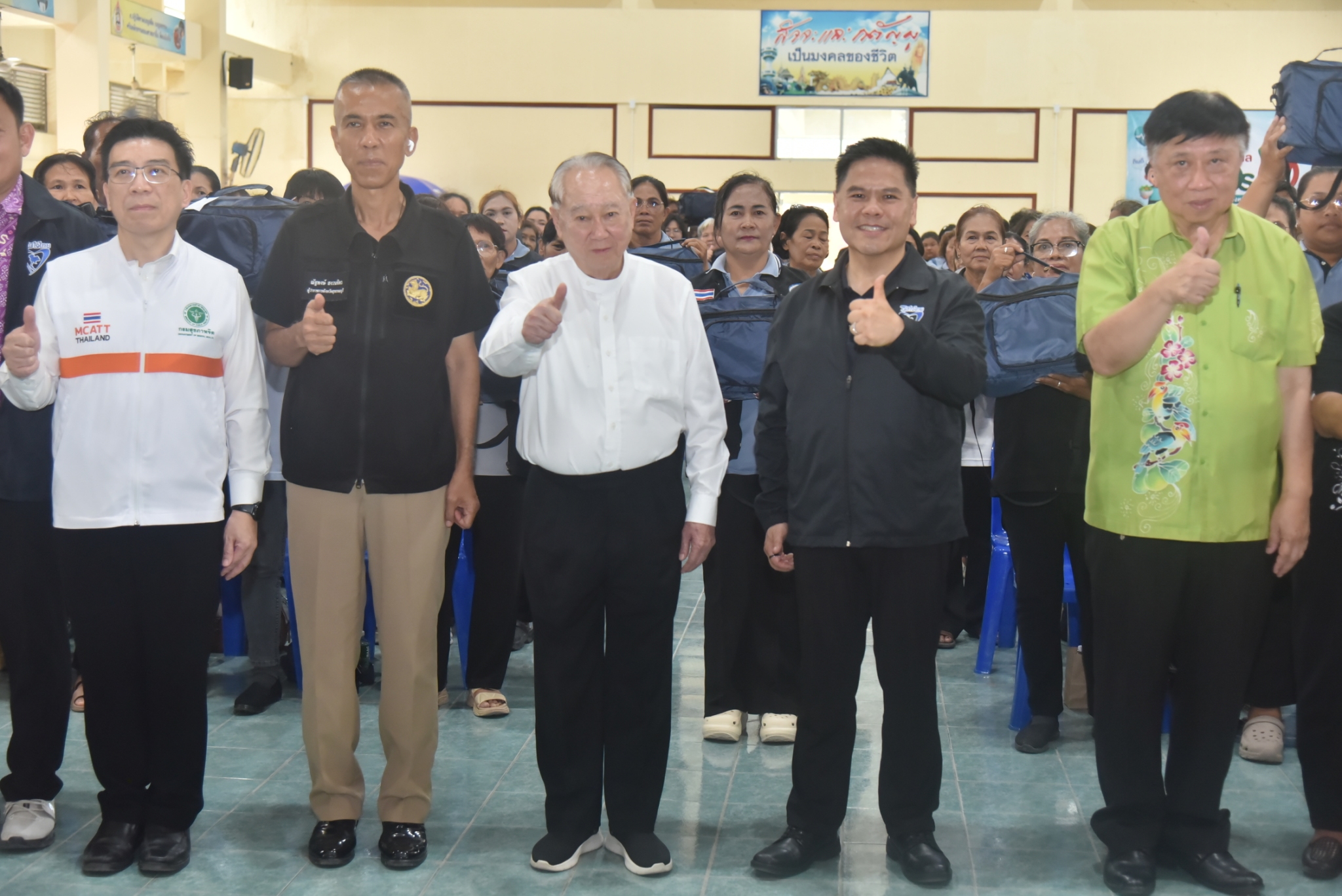 ผู้ว่าฯสุพรรณบุรี ร่วมต้อนรับรัฐมนตรีว่าการกระทรวงอุตสาหกรรม ในพิธีเปิดงานโครงการมอบกระเป๋าสุขภาพเเก่อาสาสมัครสาธารณสุขประจำหมู่บ้าน (อสม.)