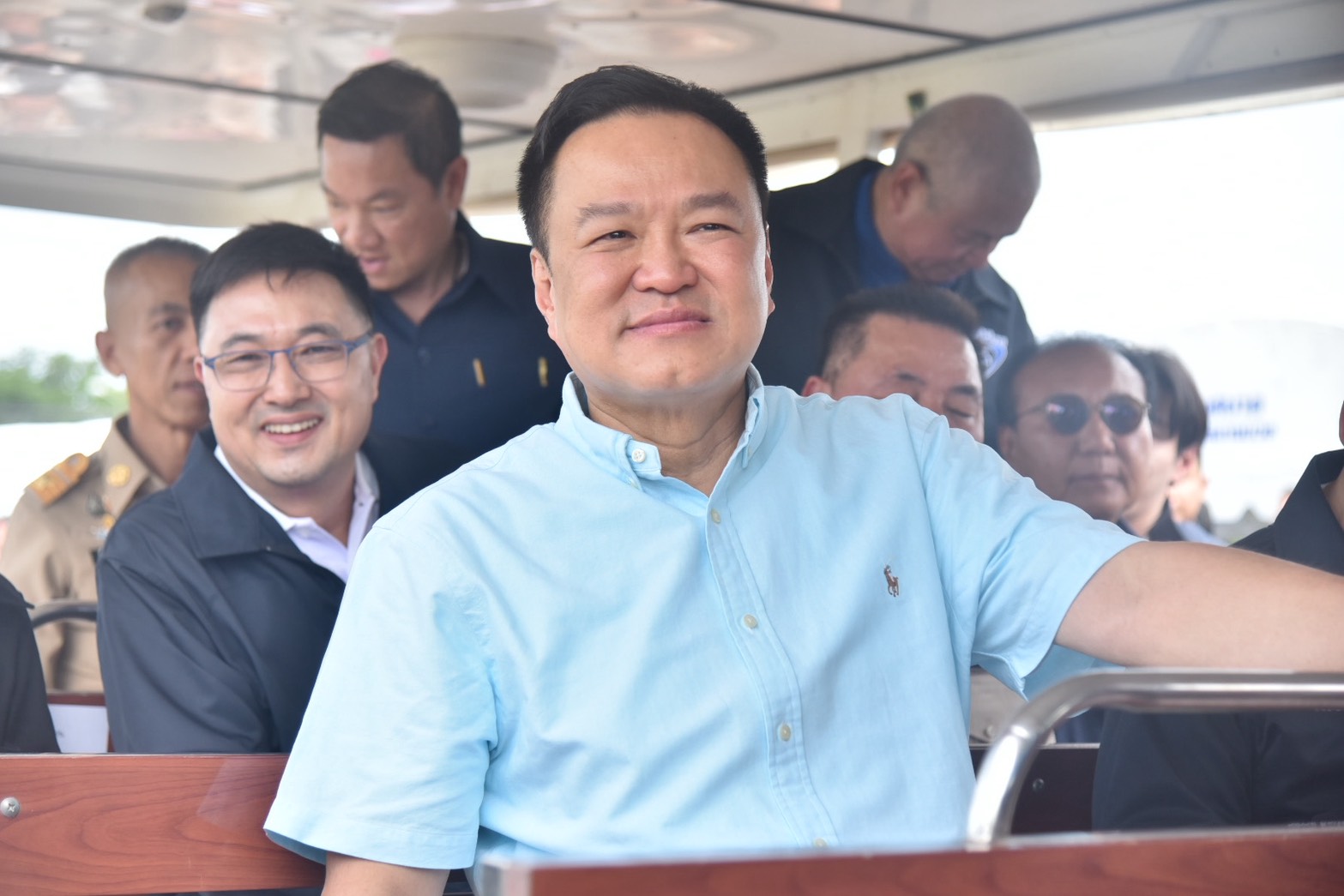 นายกฯ อนุทิน ลงพื้นที่ตรวจราชการจังหวัดสุพรรณบุรี เยี่ยมชมแปลงสาธิตการปลูกข้าวต้นทุนต่ำ พร้อมรับฟังปัญหาและข้อเสนอแนะจากเกษตรกรในพื้นที่