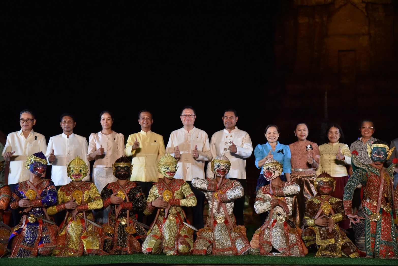 รองผู้ว่าฯสุพรรณบุรี ประธานพิธีเปิดโครงการกิจกรรมส่งเสริมการท่องเที่ยวจังหวัดสุพรรณบุรี กิจกรรมส่งเสริมการท่องเที่ยวเชิงวัฒนธรรมเมืองสุพรรณ วิจิตรรัตนมหาธาตุ แต่งไทยใส่บาตรไหว้พระธาตุเมืองสุพรรณ