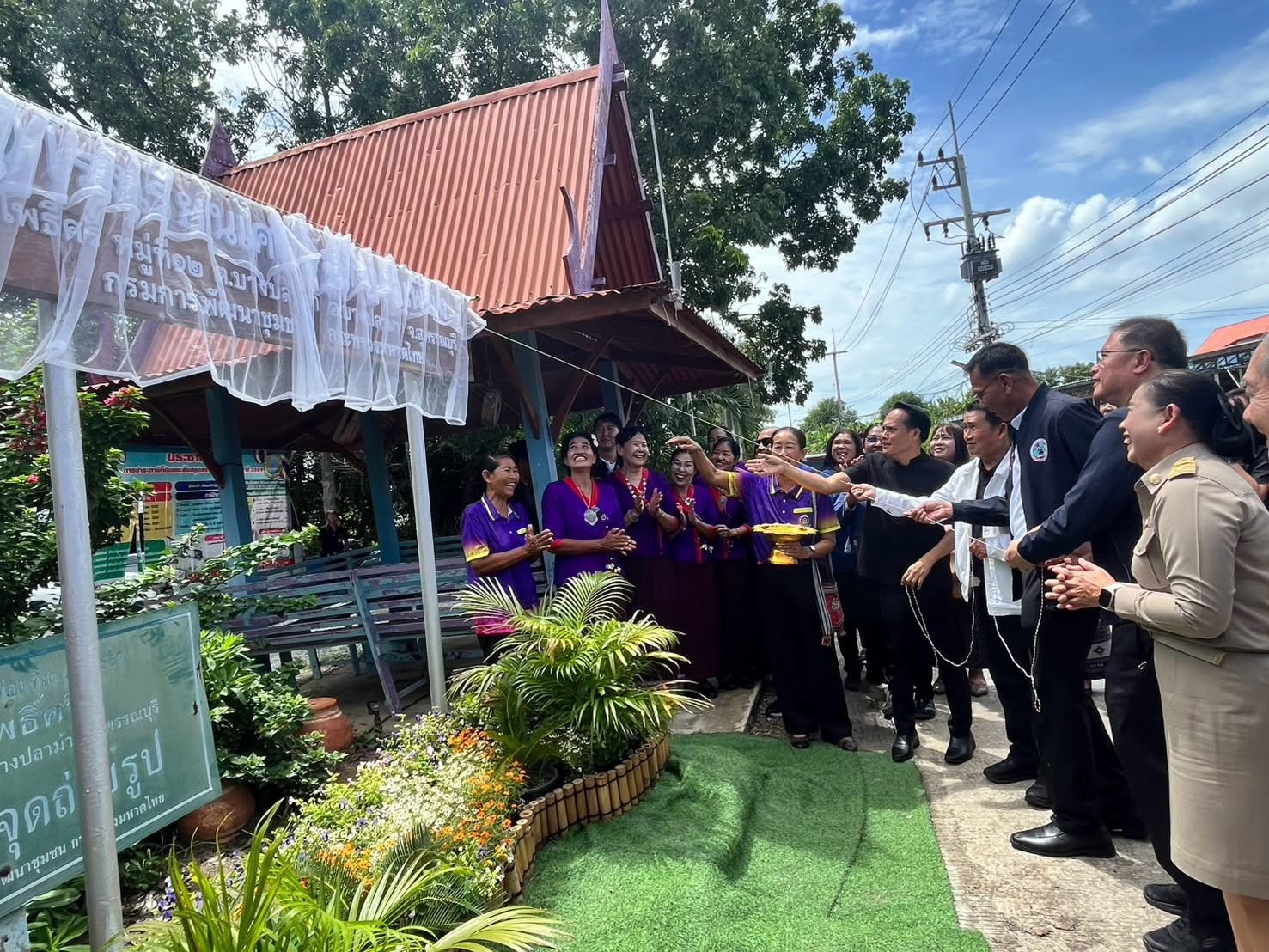 รองผู้ว่าฯ สุพรรณบุรี ร่วมพิธีเปิดหมุดหมายแห่งการเรียนรู้ "โรงเรียนเศรษฐกิจพอเพียง บ้านโพธิ์ศรี" อำเภอบางปลาม้า ผสานภูมิปัญญาคนพวน สร้างอาชีพ พึ่งพาตนเอง ตอกย้ำความสำเร็จการพัฒนาชุมชนอย่างเป็นรูปธรรม