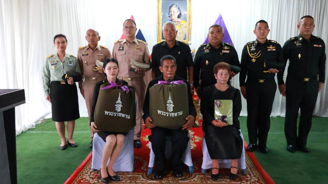 มูลนิธิชัยพัฒนา เชิญถุงสิ่งของพระราชทาน ไปมอบให้แก่ ครอบครัวจ่าสิบตรี จิรวัฒน์ มุ่งกลาง กำลังพลที่เสียชีวิต จากเหตุการณ์ชายแดนไทย-กัมพูชา เพื่อบำรุงขวัญกำลังใจ    