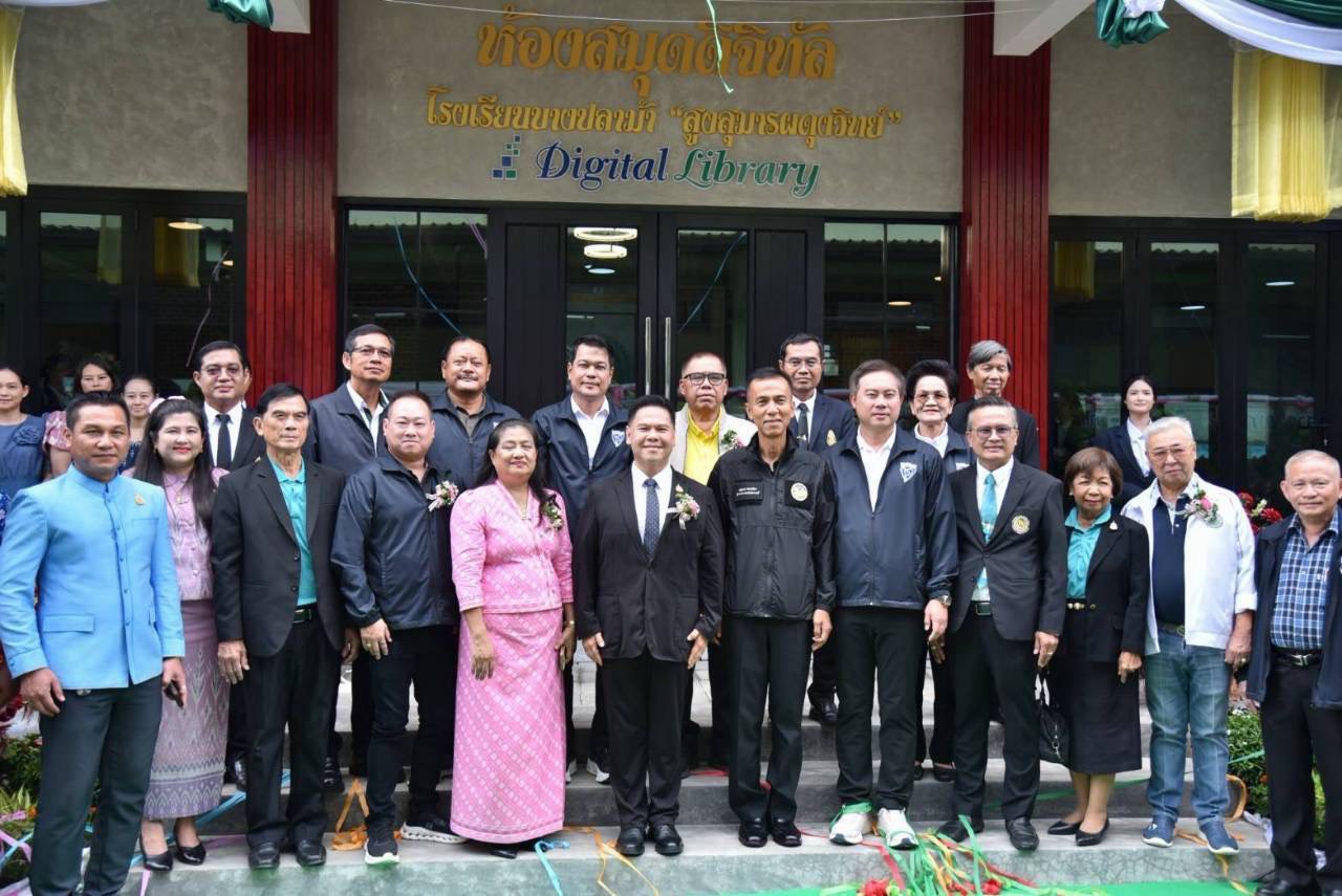 ผู้ว่าฯสุพรรณบุรี ร่วมต้อนรับรัฐมนตรีว่าการกระทรวงอุตสาหกรรม ในพิธีเปิดอาคารห้องสมุดดิจิทัลฯ และพิธีมอบทุนการศึกษานักเรียน โรงเรียนบางปลาม้า &ldquo;สูงสุมารผดุงวิทย์&rdquo;