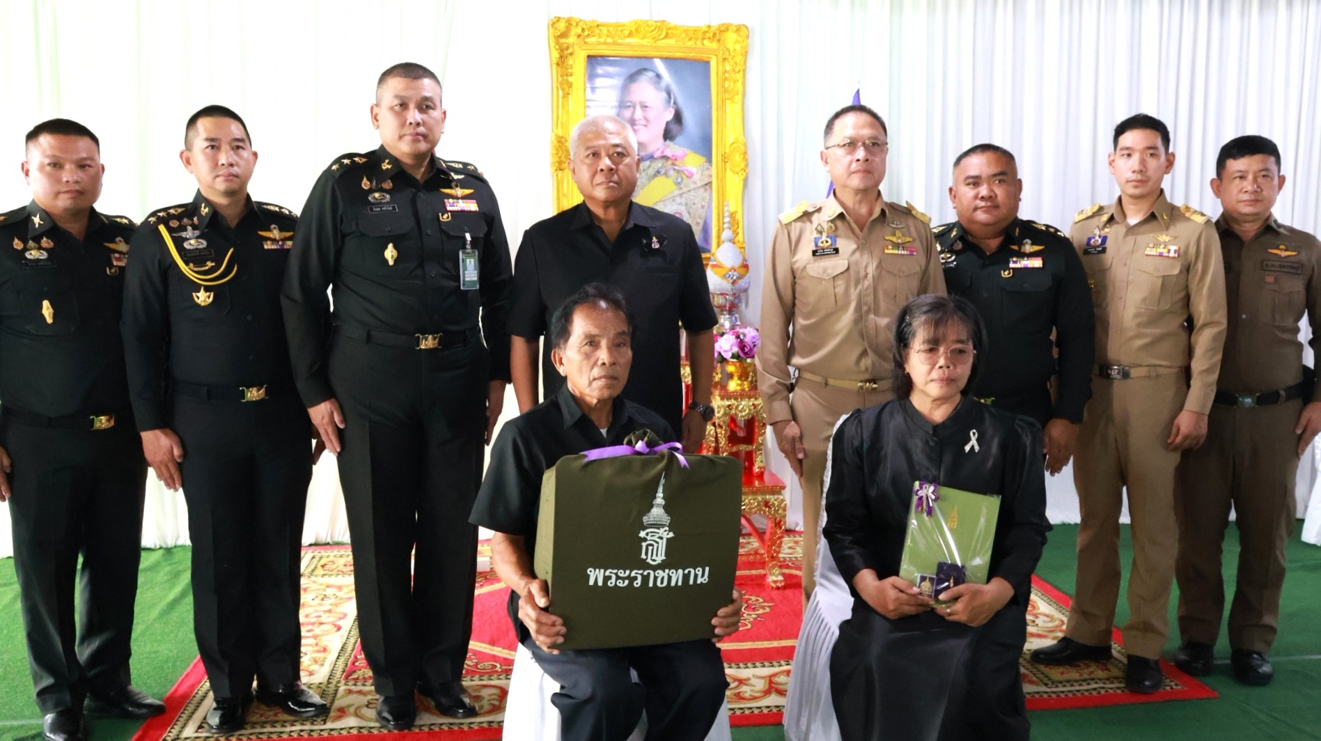 มูลนิธิชัยพัฒนา เชิญถุงสิ่งของพระราชทาน ไปมอบให้แก่  ครอบครัวพลทหาร กฤตฏิกร สร้อยระย้า กำลังพลที่เสียชีวิต จากเหตุการณ์ชายแดนไทย-กัมพูชา เพื่อบำรุงขวัญกำลังใจ   