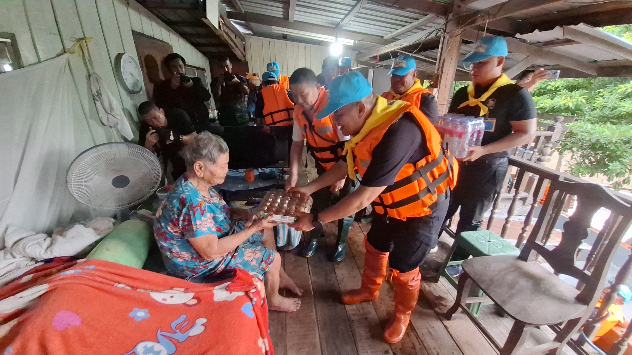 จังหวัดสุพรรณบุรี ร่วมกับ กองพลทหารราบที่ 9 จังหวัดกาญจนบุรี ลงพื้นที่ติดตามสถานการณ์อุทกภัยและการช่วยเหลือประชาชนในพื้นที่อำเภอเมืองสุพรรณบุรี