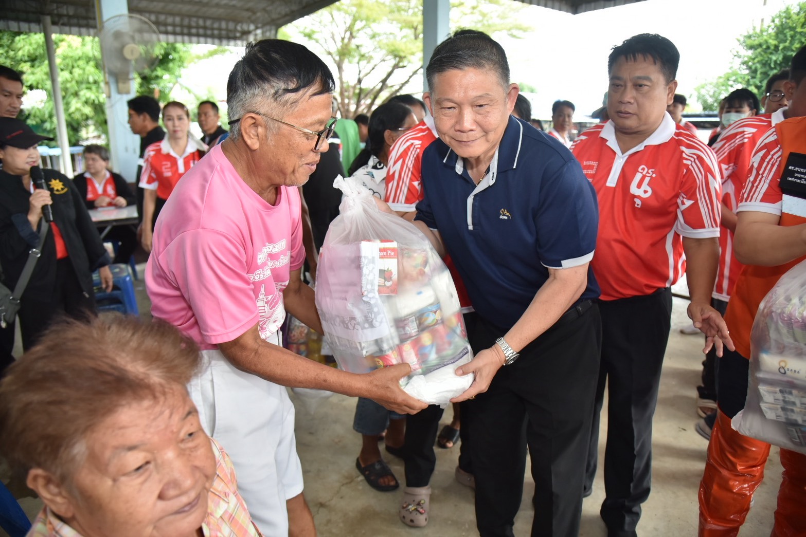 ผู้ว่าฯสุพรรณบุรี ลงพื้นที่แจกถุงยังชีพให้กับผู้ประสบอุทกภัย อ.สองพี่น้อง จำนวน 528 ชุด