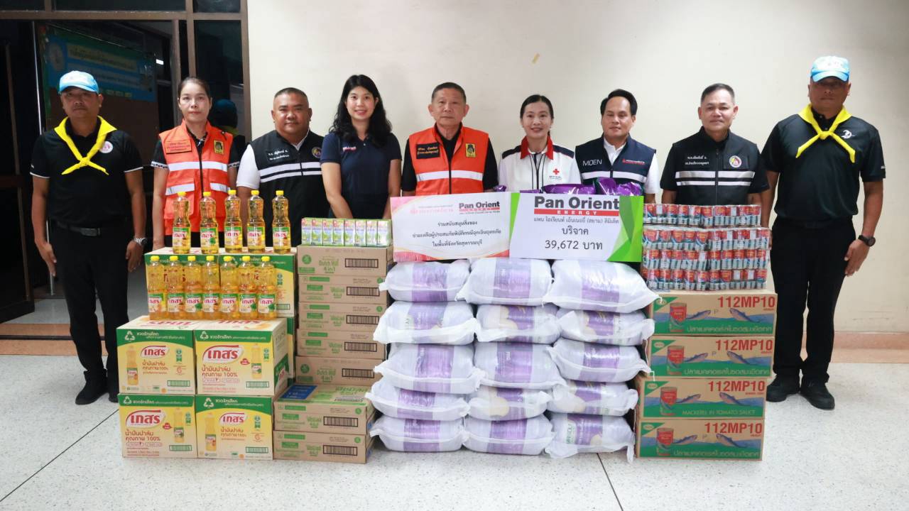 ผู้ว่าฯสุพรรณบุรี รับมอบสิ่งของอุปโภค-บริโภค ช่วยเหลือผู้ประสบอุทกภัยน้ำท่วม