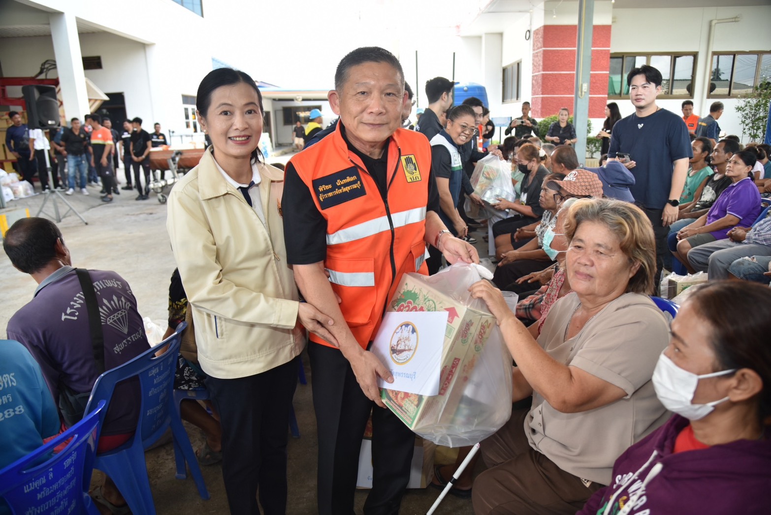 ผู้ว่าฯสุพรรณบุรี ลงพื้นที่มอบถุงยังชีพ เร่งช่วยเหลือผู้ประสบอุทกภัยในพื้นที่อำเภอเมืองสุพรรณบุรี   