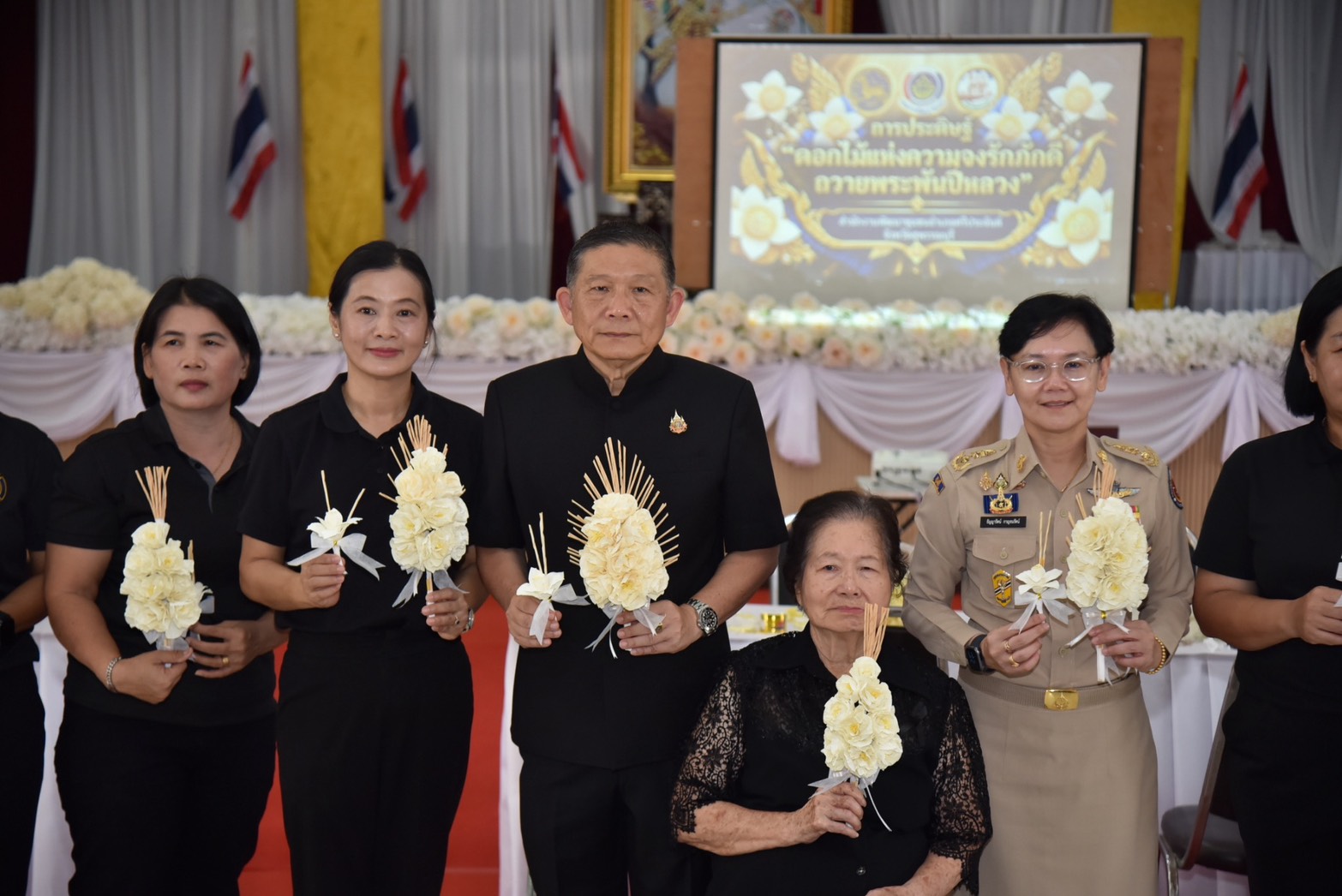 ผู้ว่าฯสุพรรณบุรี นำพสกนิกรทุกหมู่เหล่าร่วมประดิษฐ์ดอกไม้จันทน์ เพื่อใช้ในพระราชพิธีถวายพระเพลิงพระบรมศพสมเด็จพระนางเจ้าสิริกิติ์ พระบรมราชินีนาถ พระบรมราชชนนีพันปีหลวง