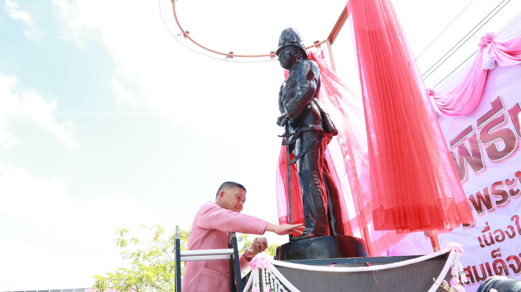 ผู้ว่าฯสุพรรณบุรี ประธานพิธีบวงสรวง เจริญพระพุทธมนต์ และพิธีสมโภช เนื่องในโอกาสประดิษฐานพระบรมรูป พระบาทสมเด็จพระจุลจอมเกล้าเจ้าอยู่หัว (รัชกาลที่ 5)
