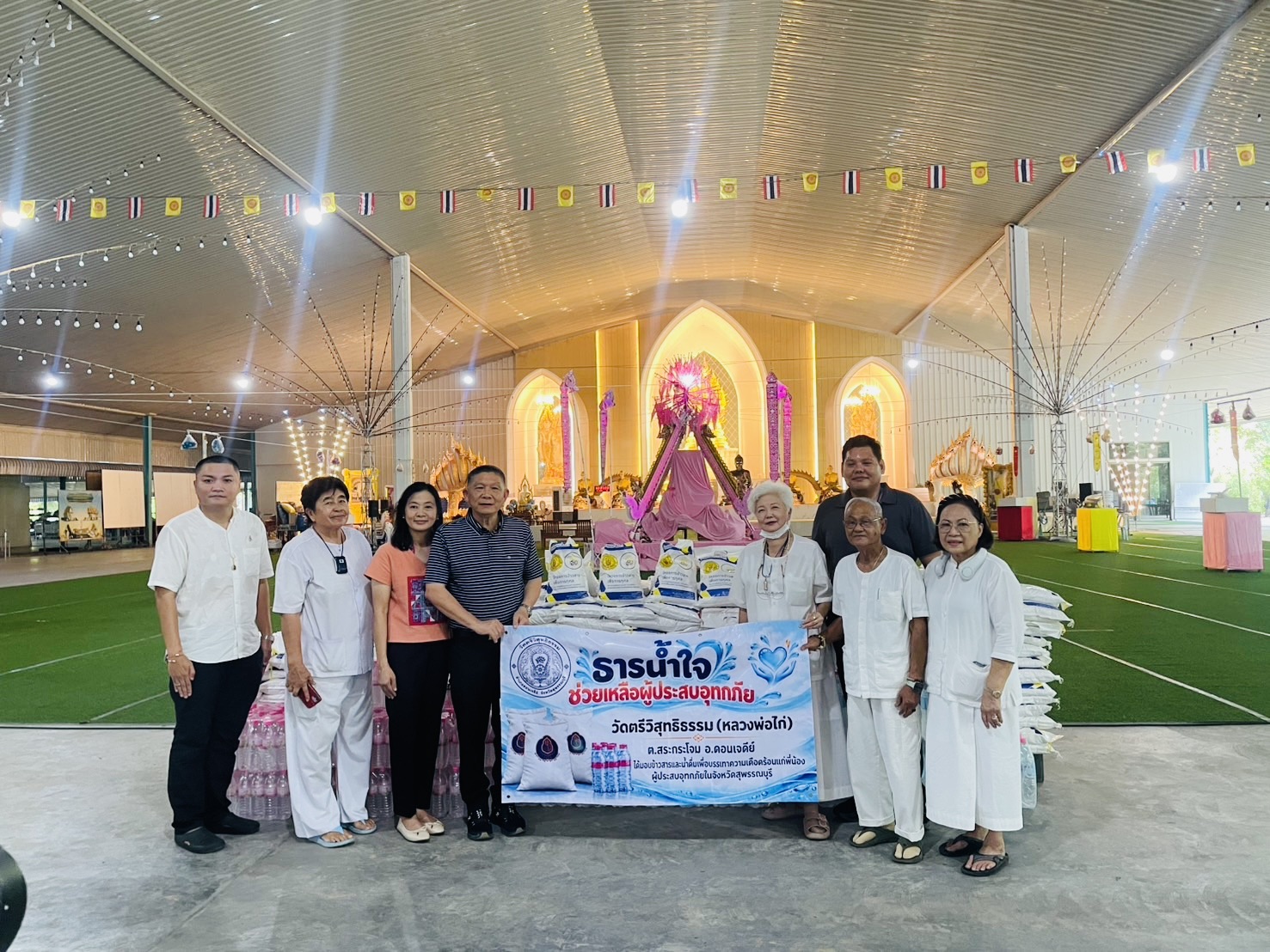 ผู้ว่าฯสุพรรณบุรี รับมอบข้าวสารพร้อมน้ำดื่ม เพื่อช่วยเหลือผู้ประสบอุทกภัยในพื้นที่จังหวัดสุพรรณบุรี
