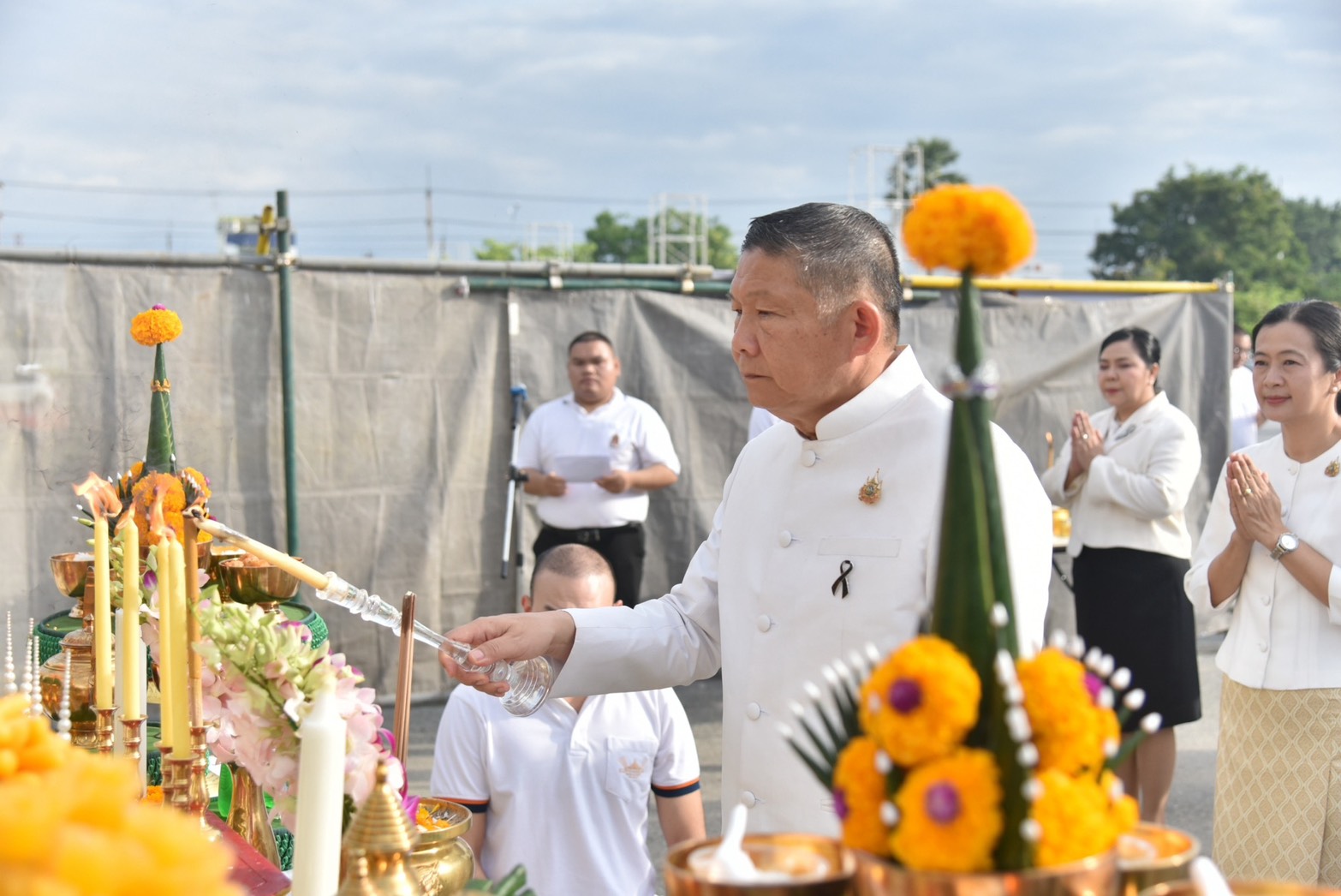 จังหวัดสุพรรณบุรีจัดพิธีบวงสรวงการก่อสร้างซุ้มถวายดอกไม้จันทน์จังหวัดสุพรรณบุรี งานพระราชพิธีถวายพระเพลิงพระบรมศพ สมเด็จพระนางเจ้าสิริกิติ์ พระบรมราชินีนาถ พระบรมราชชนนีพันปีหลวง